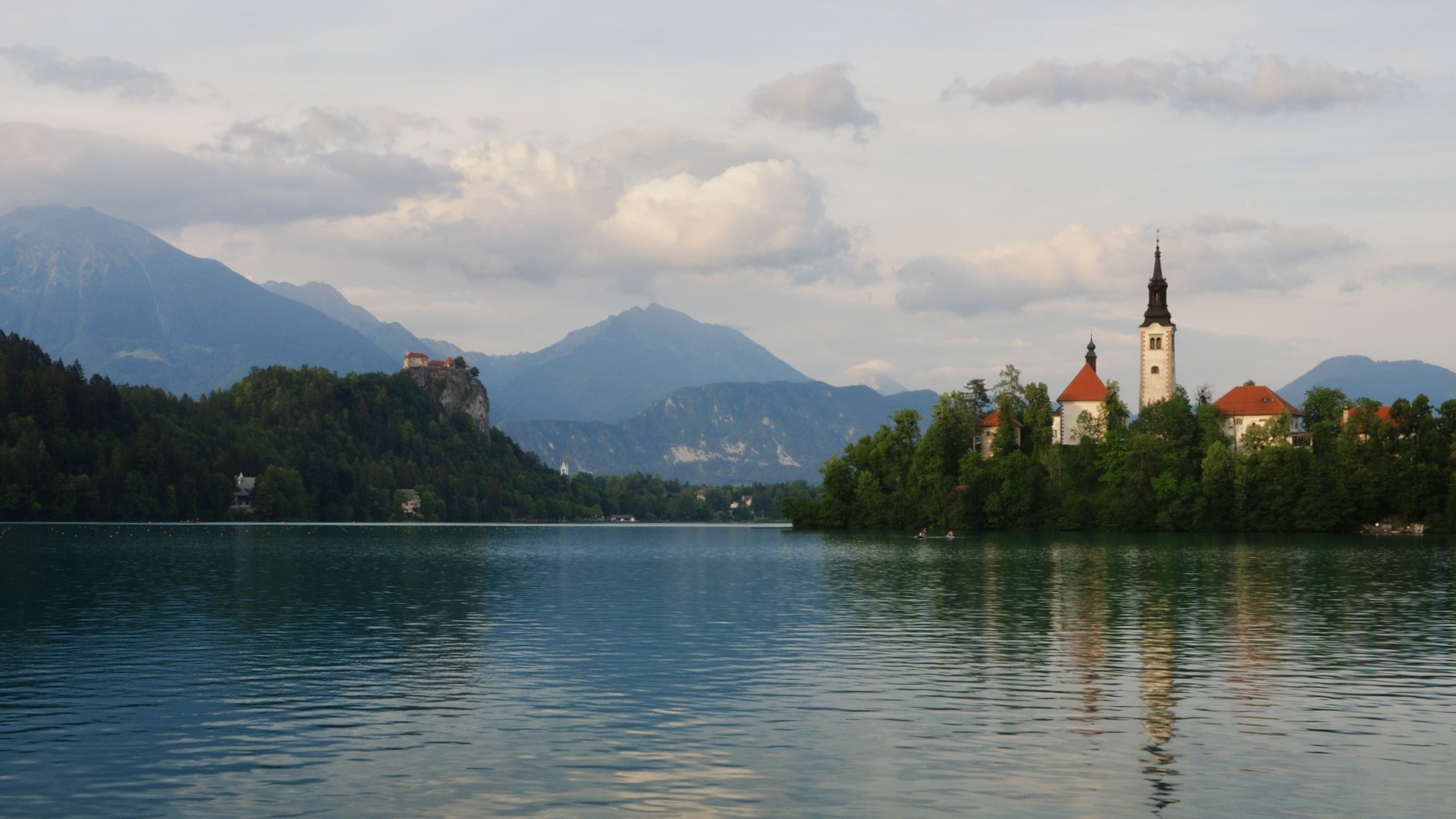 Bleder See mit Insel, Burg und Bergen