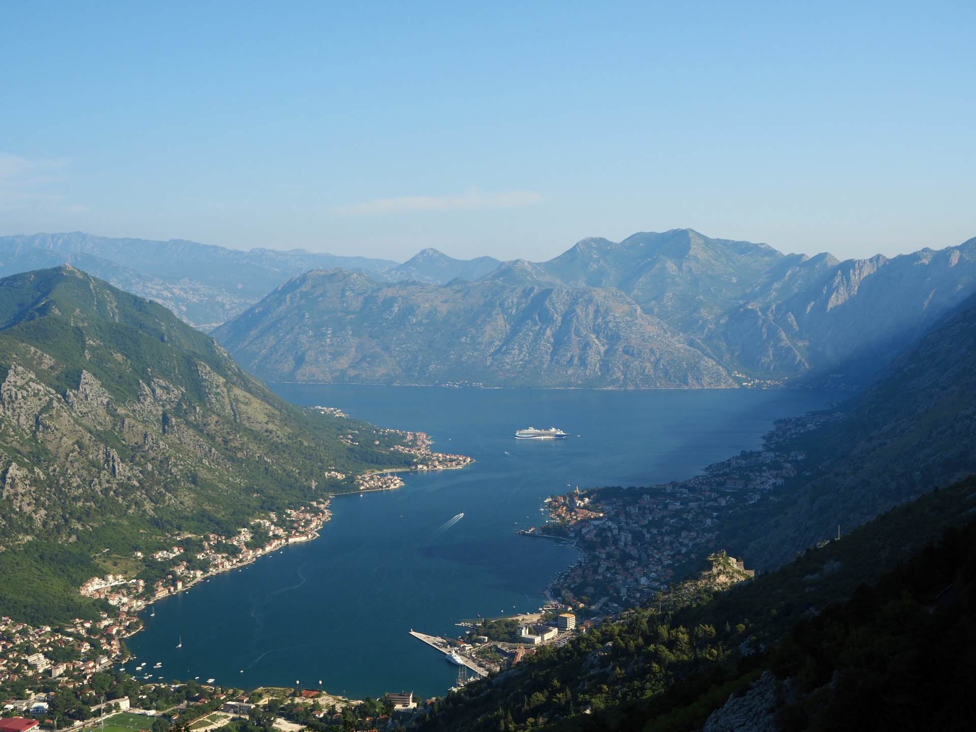 Bucht von Kotor von oben mit Bergen und Wasser