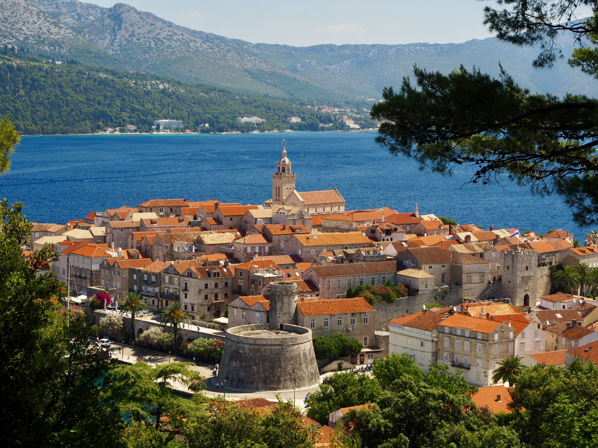 Korčula-Stadt mit roten Dächern, Meer und Bergen