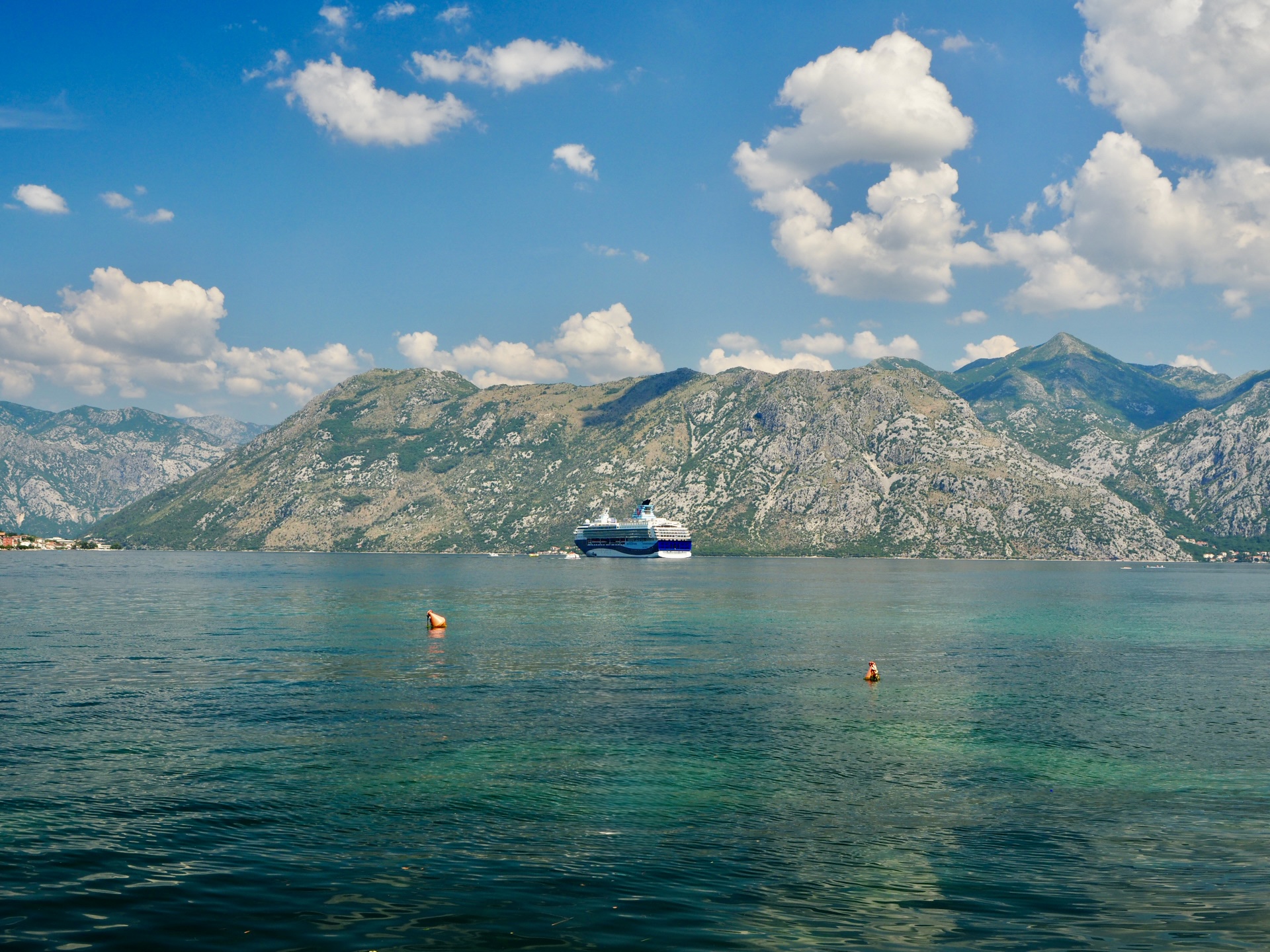Schiff in der Bucht von Kotor.