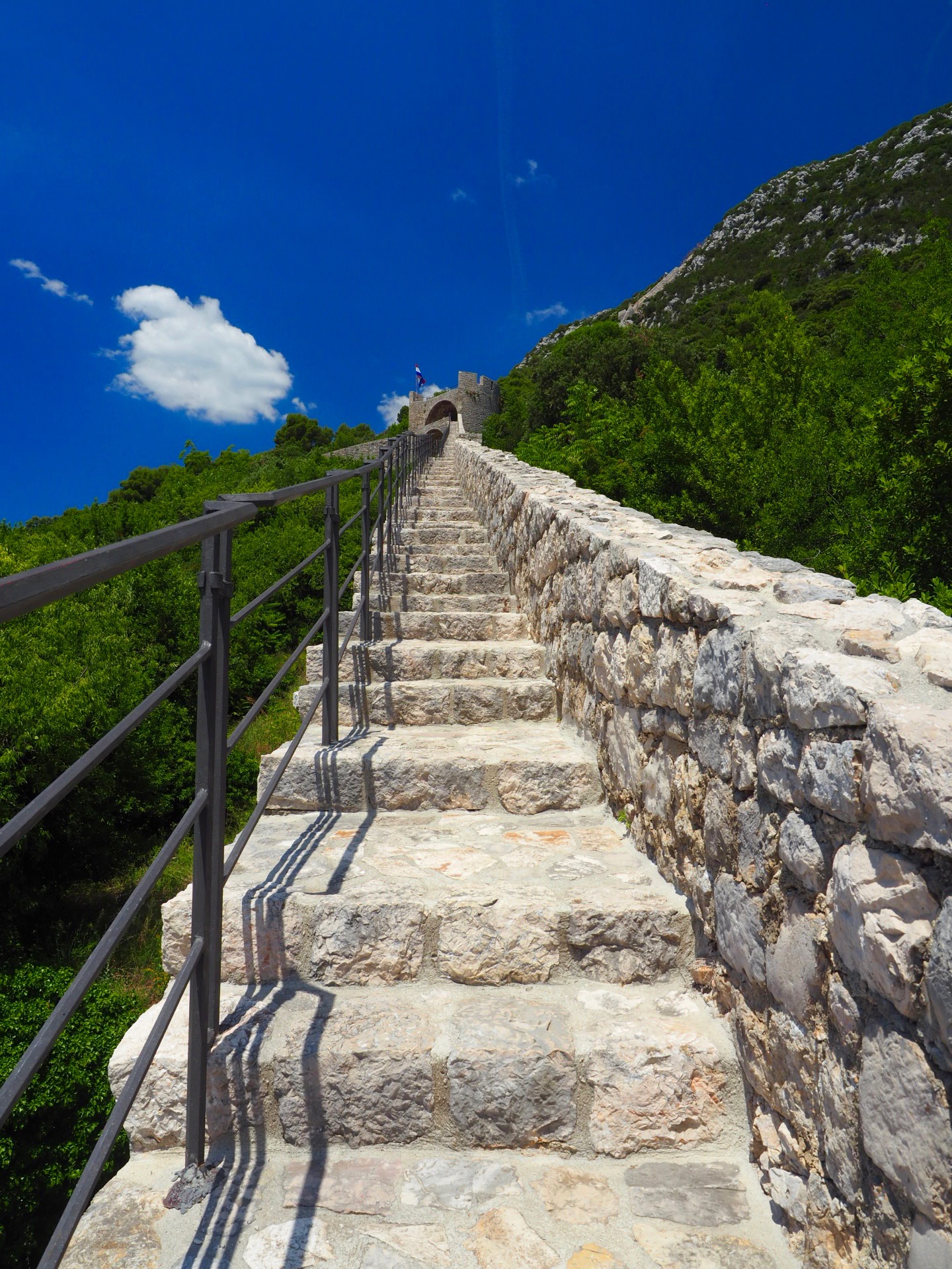 Steile Treppe auf der Mauer von Ston.
