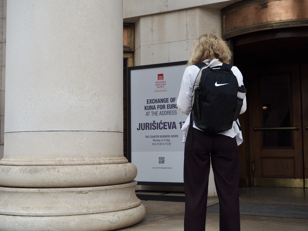 Angie vor der Kroatischen Nationalbank in Zagreb.